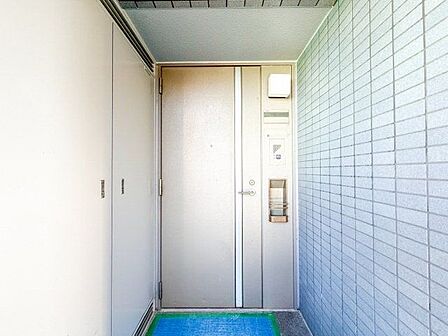 玄関ドアを開けると、リノベーションされ生まれ変わった室内がお出迎え。