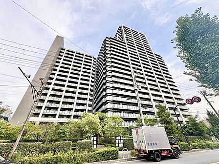 都心の“賑わい”と自然の“潤い”を享受できる暮らしやすいロケーションが魅力。