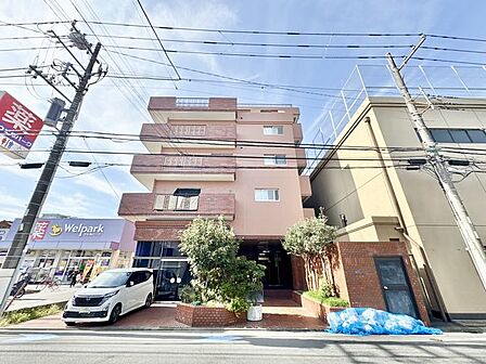 時代の移ろいを重ね、趣きのある風情が浮かび上がる佇まいのマンションです。
