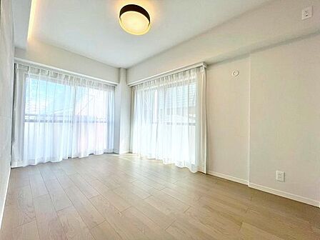 陽光が柔らかに差し込む空間で、穏やかな毎日をお過ごしいただけます。