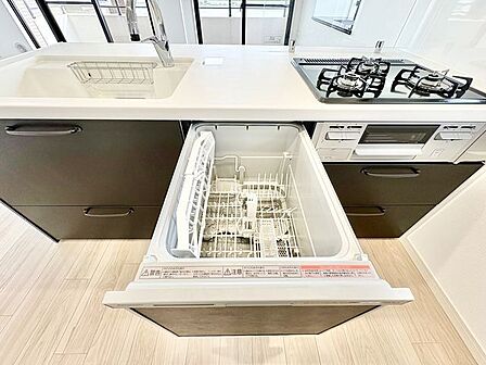 食器を洗っている間にお掃除など、様々なシーンで家事の時短に役立つビルトイン食洗機。