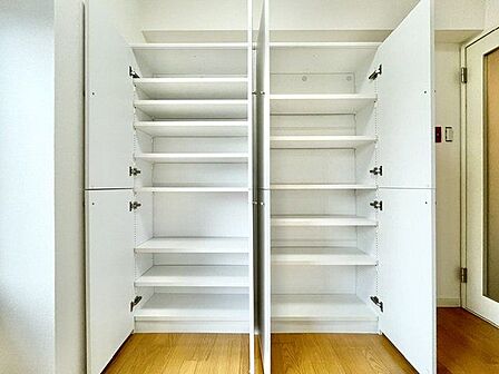リビングには収納をご用意。日用品やアウトドア用品の収納など便利にお使いいただけます。