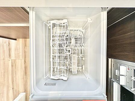 食器を洗っている間にお掃除など、様々なシーンで家事の時短に役立つビルトイン食洗機。