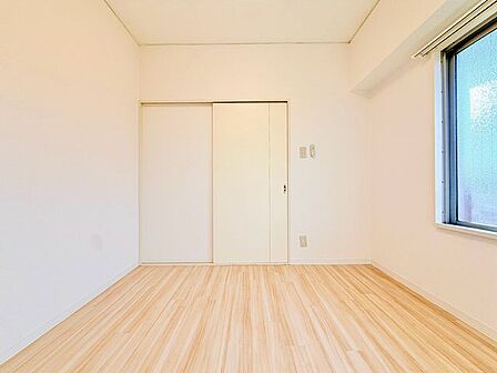 ナチュラルカラーのフローリングのお部屋は、温かみを感じさせリラックスをもたらす効果があります。