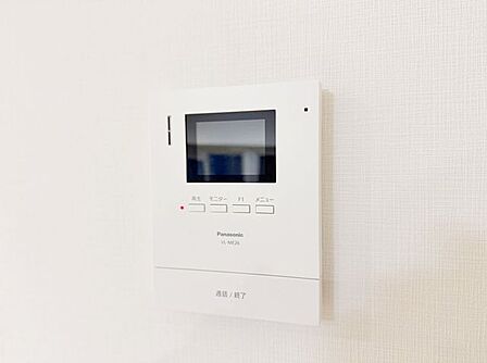 来訪者の確認ができるモニター付きインターホン完備。