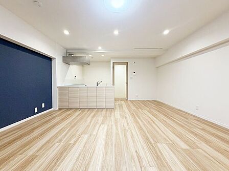 落ち着いた雰囲気のリビングダイ二ング。伸びやかな空間のなかで、ゆったりとしたひとときを過ごせます。