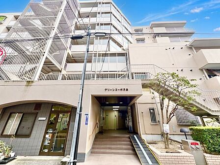 堂々たる趣ながら、主張し過ぎずどこか余裕を感じさせるシャープなフォルムで佇む邸宅。(空の加工を生成AIで行っています。)