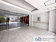 エントランスにはオートロックシステムを設置しています。住戸からはTVモニター付きインターホンで来訪者を確認できるので安心です。