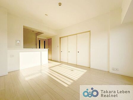 家族だけのプライベートタイムを心地よく過ごせるリビング空間。住まう方のライフスタイルを尊重し、オンリーワンの空間を創り出します。