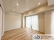 家族が集まる場所だからこそ、採光と通風を確保した心地よいリビングとなっております。自然と家族皆が揃い、笑顔が溢れる場となりそうです。