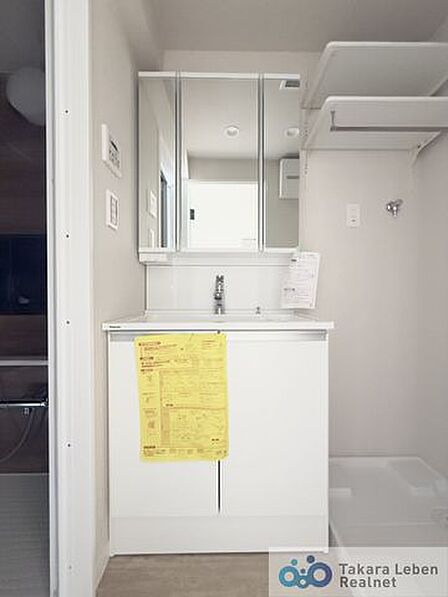 洗面室は朝を快適にさせてくれる大切な空間です。バタバタしている忙しい朝でも収納が多い洗面台では短時間で効率良く支度ができます。