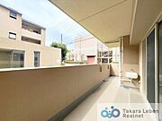 南側バルコニー。爽やかな風が吹き、採光にも恵まれてますので思わずお部屋の外へ出たくなる、そんなバルコニーです。
