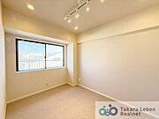 洋室役4.6帖：やわらかな陽光によって、リラックスした雰囲気が醸し出されています。