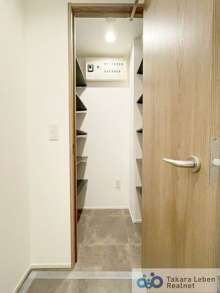 収納力のあるシューズインクローゼットを備えた玄関。季節物の靴もまとめて収納できます。