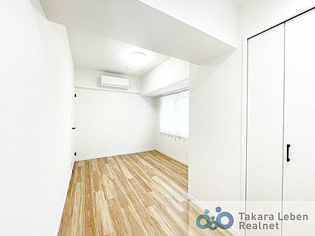 北西側の約6.6帖の寝室。快適な睡眠時間は、明日への活力に繋がっていきます。適度な採光・通風を取り入れたお部屋にお気に入りのベッドを配置して、自分だけのこだわりの空間に仕上げてみましょう。