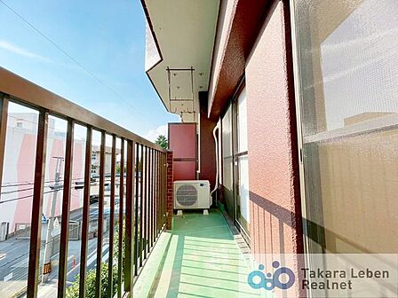 白を基調に清潔感のあるトイレ。上部に戸棚があり、掃除用具などの収納場所に困りません。