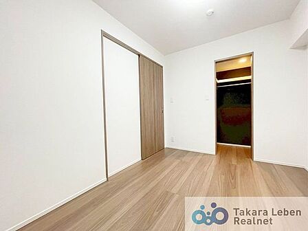 洋室約4.5帖:お子さまのお部屋や、集中して作業をする際のお部屋などとして活用できます。