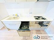 忙しい奥様の味方　食洗機付きのキッチンです。洗い物は食洗機に任せてご家族の時間をお過ごしください。