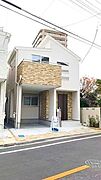 JR京浜東北線「蕨」駅から徒歩約8分。日当り良い閑静な佇まい。幅約7.7ｍの道路に面した日当り良い開放感のある立地です。