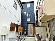 周りに高い建物が少ない、日差しに恵まれた閑静な佇まい。徒歩圏内に生活便利な施設が充実しています。