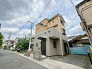 JR埼京線「与野本町」駅利用の日当り良い閑静な佇まい。バス便豊富で交通アクセス便利。周囲の景観と美しく溶け合いながら、凛とした表情を見せる外観デザインです。