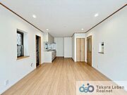 家族が集まる場所だからこそ、採光と通風を確保した心地よいリビングとなっております。自然と家族皆が揃い、笑顔が溢れる場となりそうです。