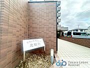エントランス外部は、高級感のあるタイル貼りを採用した、落ち着いた外観デザイン。