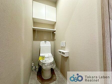 ウォシュレット機能付きのトイレは壁掛けリモコンの上位グレードを採用。便座がスッキリした印象となり、限られた空間を広く見せる効果があります。