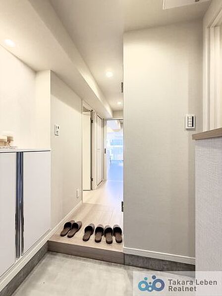 訪れる方を優しくお出迎えする落ち着いた玄関。毎日の外出や帰宅の際にも気持ちを落ち着かせてくれる空間になりそう。