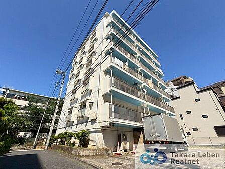 都営三田線「新板橋」駅から徒歩約10分。加賀学園通りに面した日当り良い開放感のある佇まい。川や公園が近くにあり緑に恵まれた環境です。