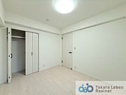 洋室約5.3帖：クローゼットをご用意。タンスなどを置かなくてもいいので、お部屋を広く使うことができます。