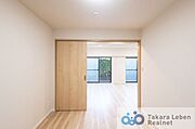独立したお部屋として利用しても良し。引き戸を開け放してリビング空間の延長として利用しても良いですね。