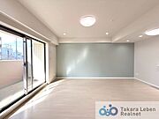 家族が集まる場所だからこそ、採光と通風を確保した心地よいリビングとなっております。自然と家族皆が揃い、笑顔が溢れる場となりそうです。