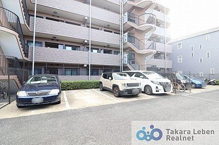 広々駐車スペースで、ゆとりある駐車が可能です。