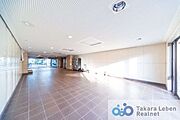 エントランス風除室には管理人室とメールボックス、宅配ロッカーがございます。宅配ロッカーは居住者が不在時に書留や冷凍以外の届け物を格納できるので、不在時に再配達による時間の拘束ストレスから解放されます。