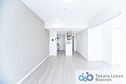 隣接する洋室の引き戸を開けて、広いリビングとしての使用もできます！目の届く洋室はお子様のお昼寝・遊びスペースとしても良いですね♪