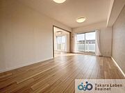 家族が集まる場所だからこそ、採光と通風を確保した心地よいリビングとなっております。自然と家族皆が揃い、笑顔が溢れる場となりそうです。