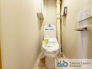 ウォシュレット機能付きのトイレは壁掛けリモコンの上位グレードを採用。便座がスッキリした印象となり、限られた空間を広く見せる効果があります。