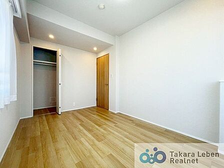 洋室約6.1帖:過ぎ行く時間をゆったりと感じることができる落ち着いたお部屋。プライベートな時間を満喫できます。