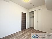 洋室約6.0帖：居室にはクローゼットを完備し、自由度の高い家具の配置が叶うシンプルな空間です。
