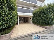 車椅子やベビーカーでも通行しやすい、階段なしのエントランスです。