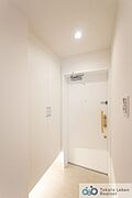 シンプルで使いやすい玄関は、住まい全体をすっきりと見せてくれます。日々の暮らしに自然と馴染む空間です。