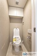 ウォシュレット機能付きのトイレは壁掛けリモコンの上位グレードを採用。便座がスッキリした印象となり、限られた空間を広く見せる効果があります。