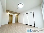 シンプルで心地良いリビング。プライベートタイムの満足感を大きく高められる空間です。