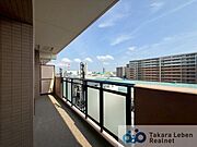 遮る建物なく見晴らしの良い眺望です。室内にも爽やかな風と心地の良い日差しが差し込みます。