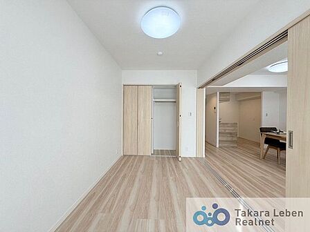 洋室約5.3帖：独立したお部屋としてだけでなく、リビング空間の延長として利用しても良いですね。