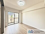 洋室約6.0帖：広々とした洋室。清々しい日の光をめいっぱい享受できる心地よい空間です。