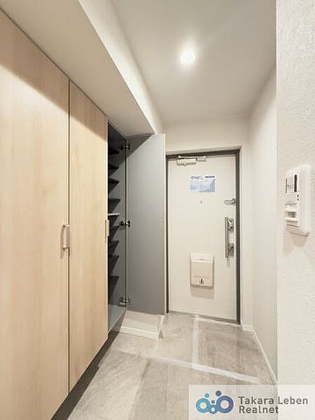 落ち着いた雰囲気の玄関は大切なお客様を迎えるのに最適です。毎日の外出や帰宅の際にも気持ちを落ち着かせてくれる空間になりそうですね。