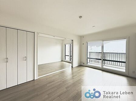 家族が集まる場所だからこそ、採光と通風を確保した心地よいリビングとなっております。自然と家族皆が揃い、笑顔が溢れる場となりそうです。