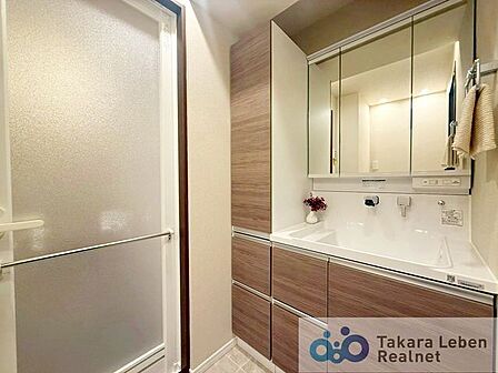 気持ちの良い朝はキレイな洗面所から♪化粧台の鏡裏や下部は収納力豊富。モノが出がちな洗面所がスッキリ片付きます。